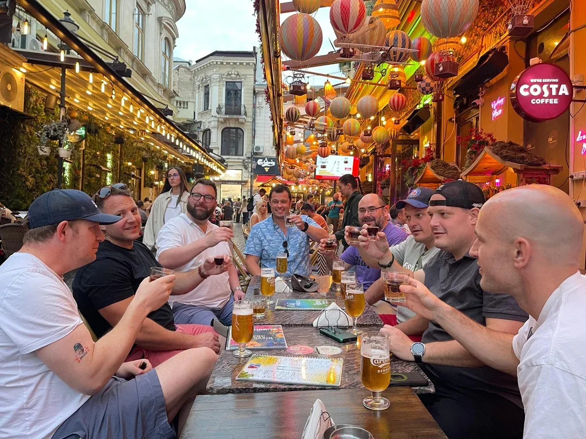 Bar Crawl Incl. Drinks & Club   